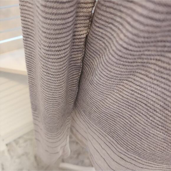 THEORY GRAY AND WHITE STRIPE KNIT SWEATER SIZE LARGE - Picture 2 of 6